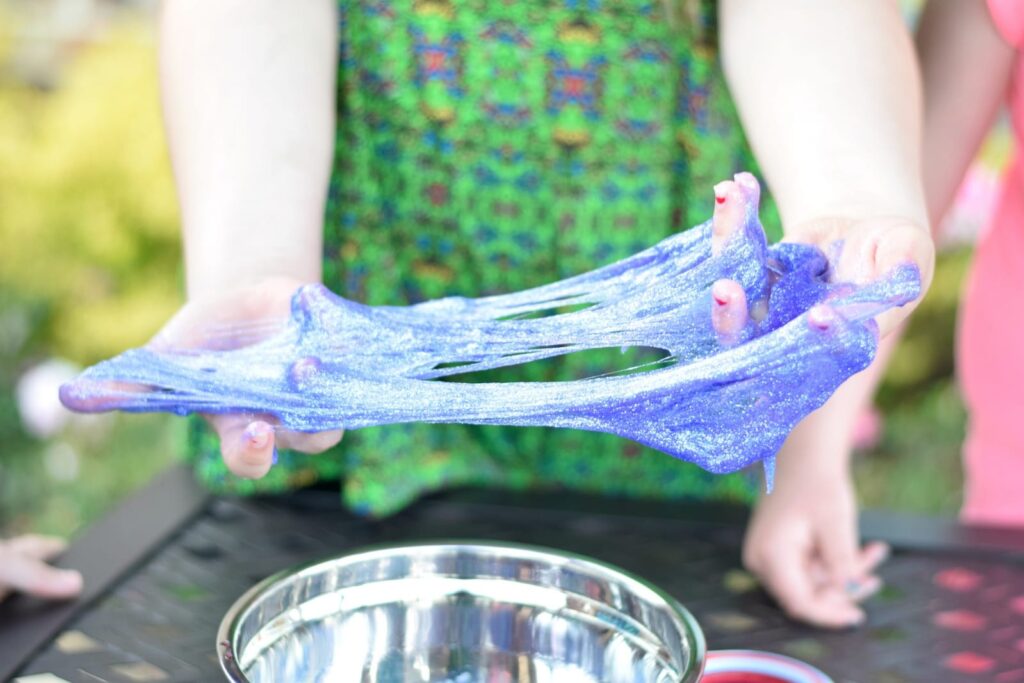 Ao final da oficina, as crianças podem levar o slime que produziram para casa. Foto: Divulgação.