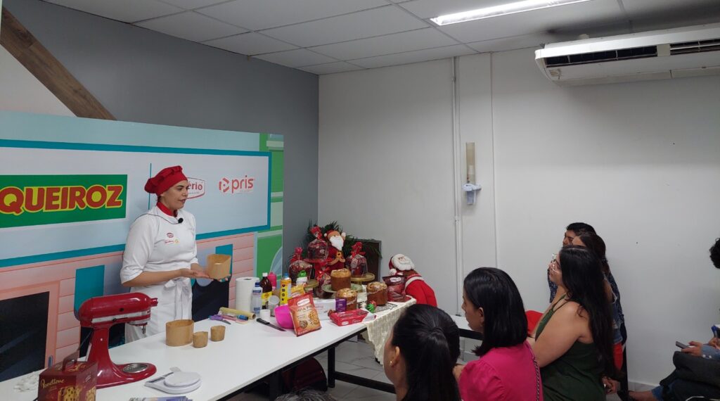 A chef e instrutora da marca Mavalério, Lia Celestino, ministra o curso de “Bombom e Pão de Mel”. Foto: Divulgação.