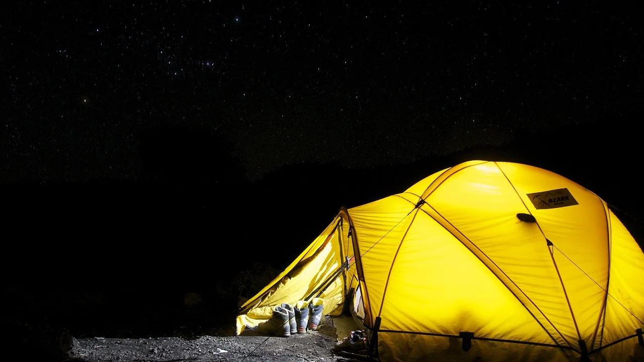 Barraca montada em área plana e bem drenada de um camping.