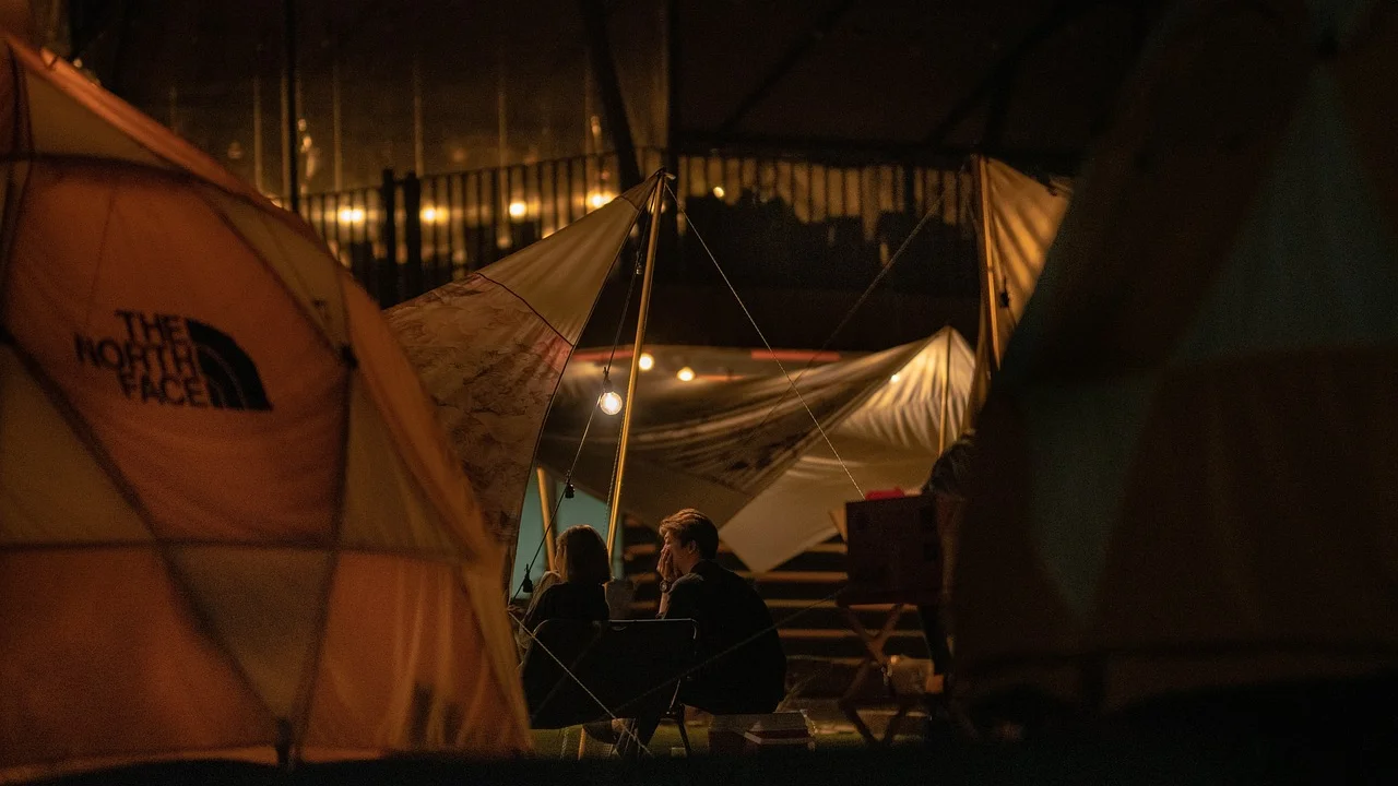 Lanterna de cabeça e itens essenciais organizados para a noite.