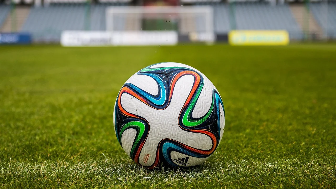 Transmissão oficial de futebol em uma televisão conectada.