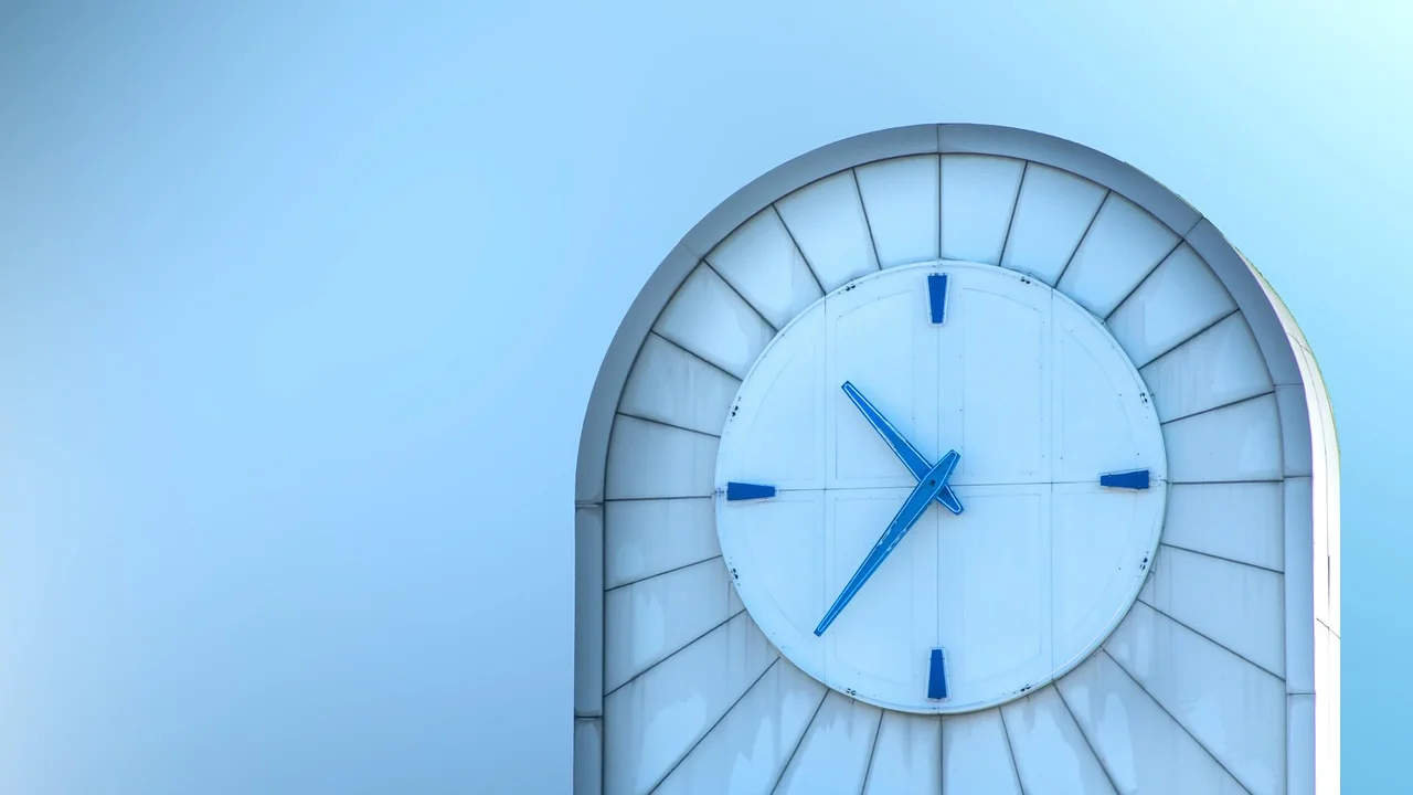 Usuário ajustando opções de energia no computador