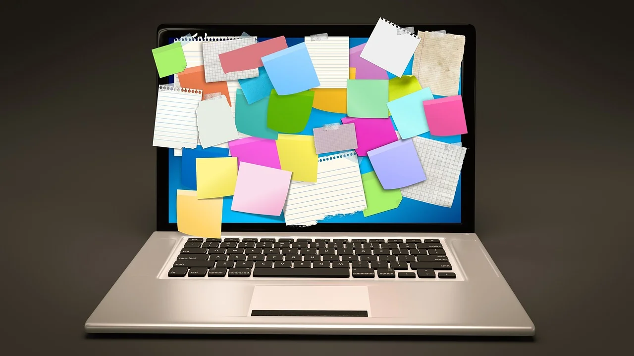 Pessoa programando uma mensagem em um notebook