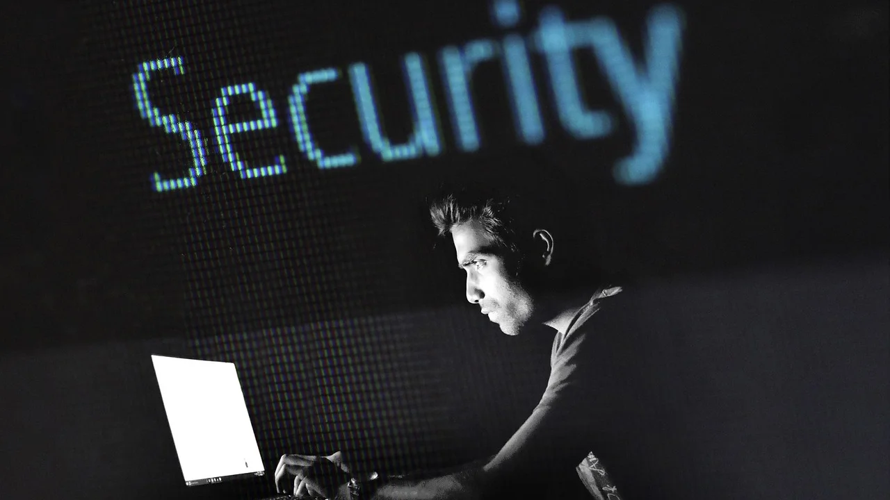 Pessoa revisando configurações de privacidade em um notebook.