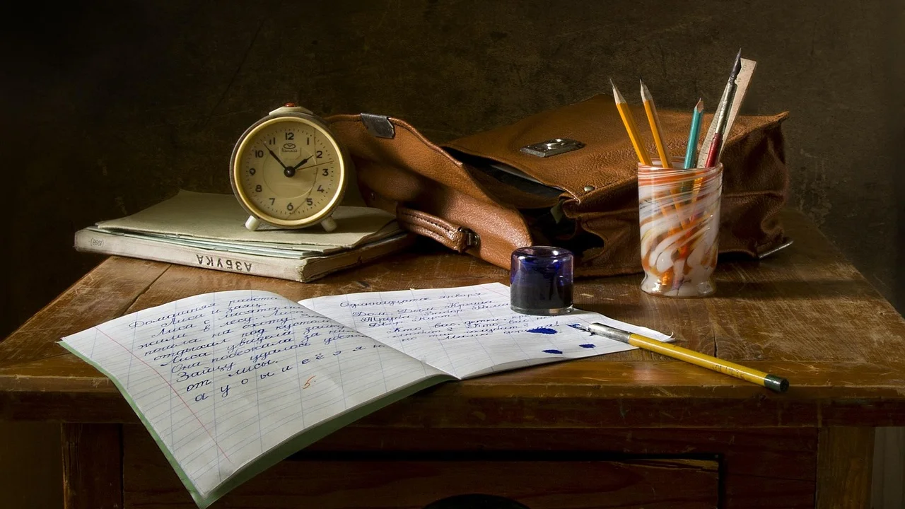 Pausa curta com água e alongamento entre atividades no escritório.