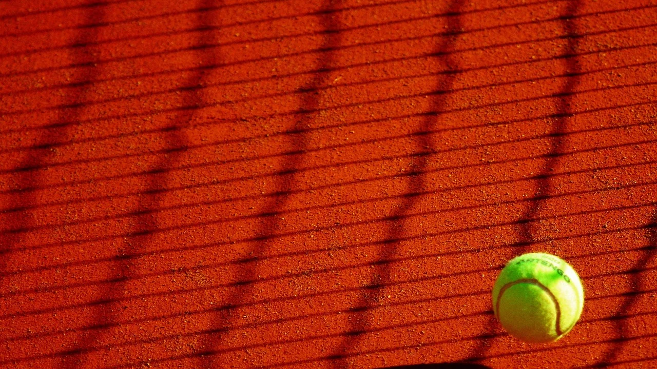 Treino de passe curto e domínio de bola na quadra.