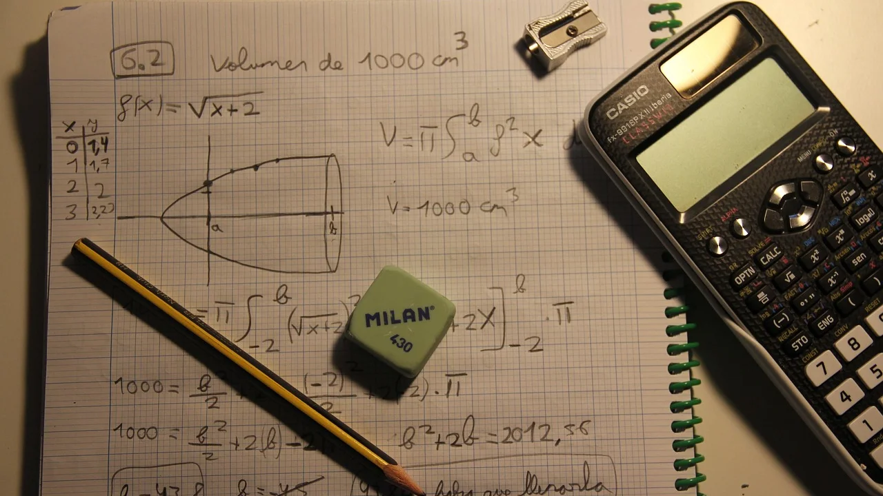 Estudante resolvendo um exercício de matemática