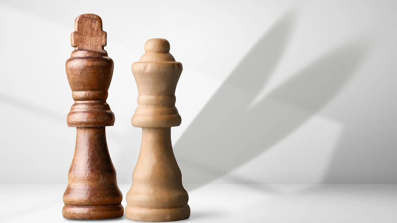 Jogador analisa o tabuleiro antes de realizar um movimento.