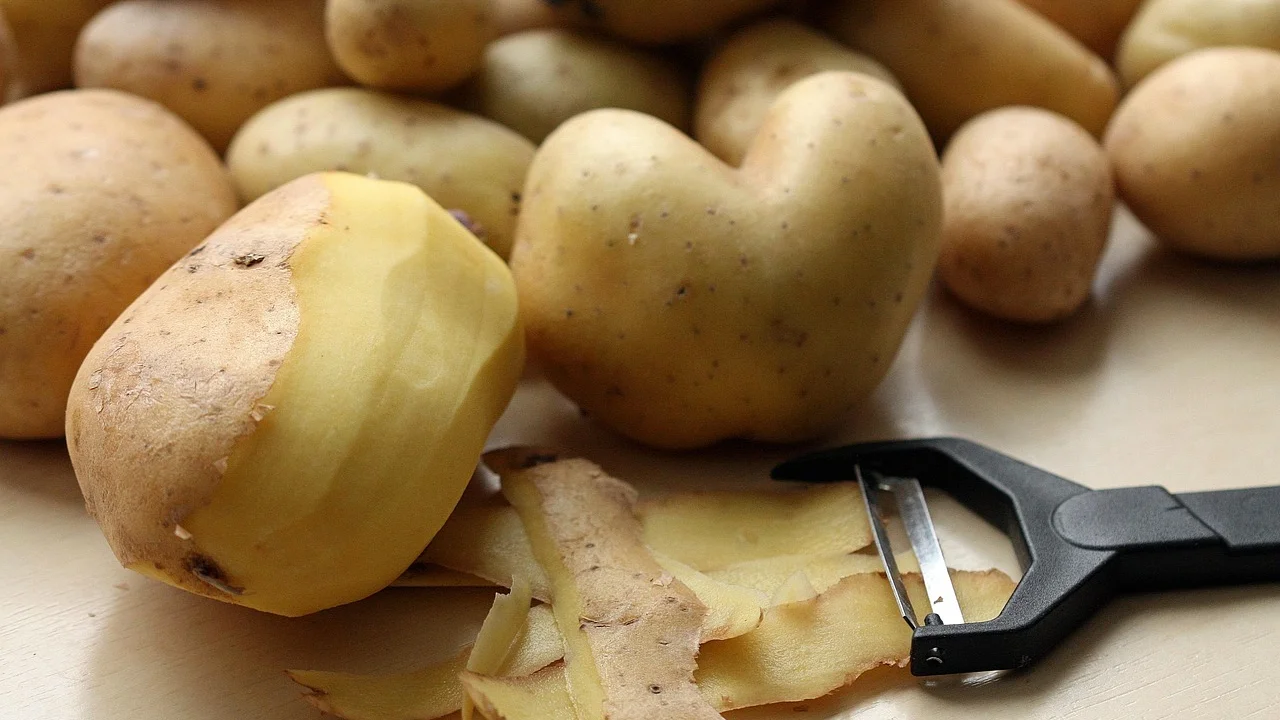 Cascas de legumes assadas até ficarem crocantes.