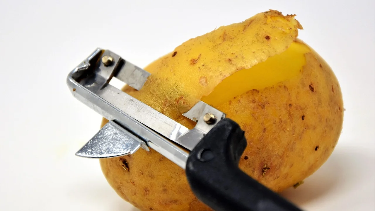 Aparas vegetais guardadas para preparar caldo caseiro.