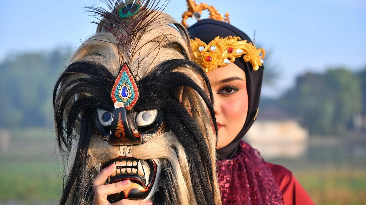 Oficina cultural reúne participantes em atividade criativa.