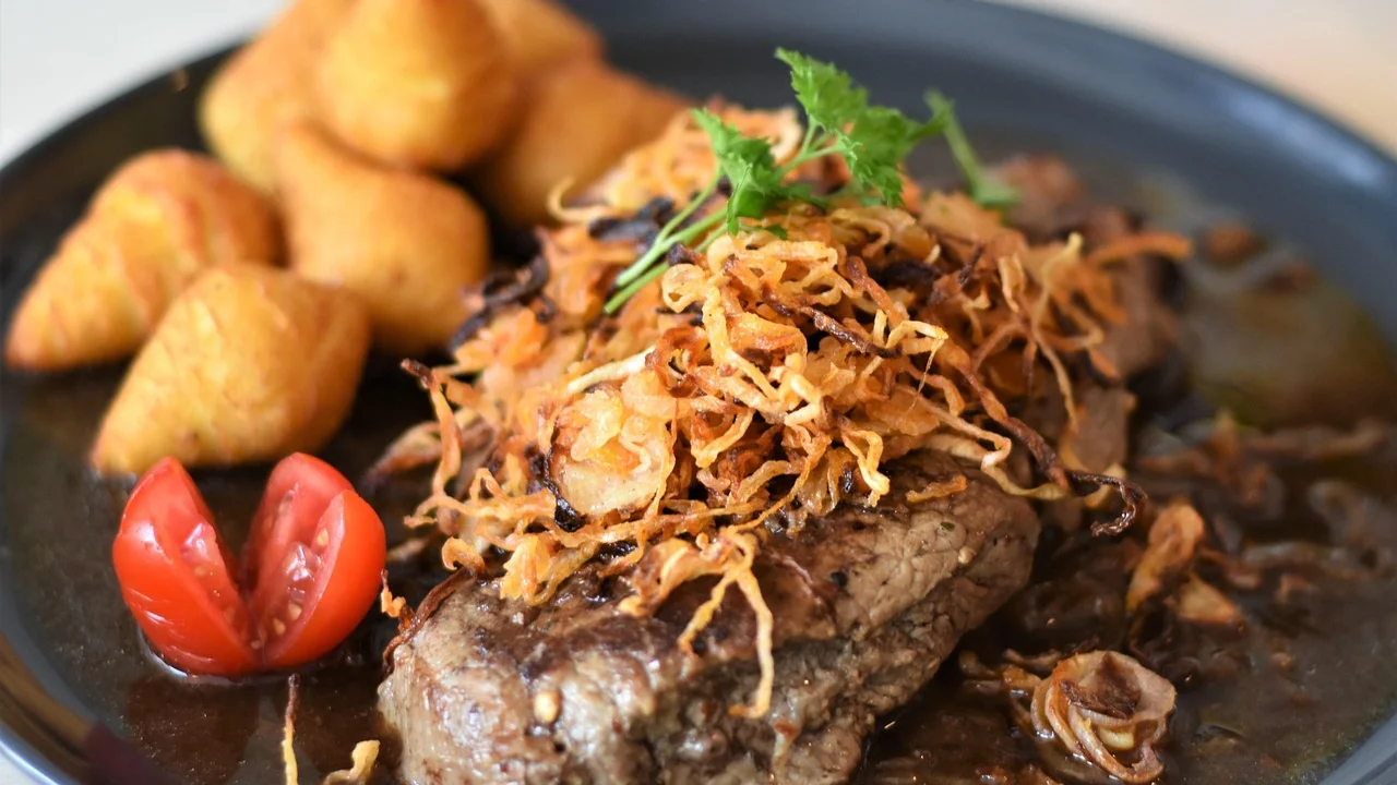 Termômetro culinário medindo a temperatura interna da carne