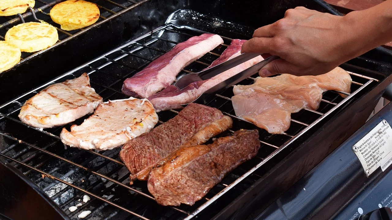 Assadeira com carne, legumes assados e sucos do preparo