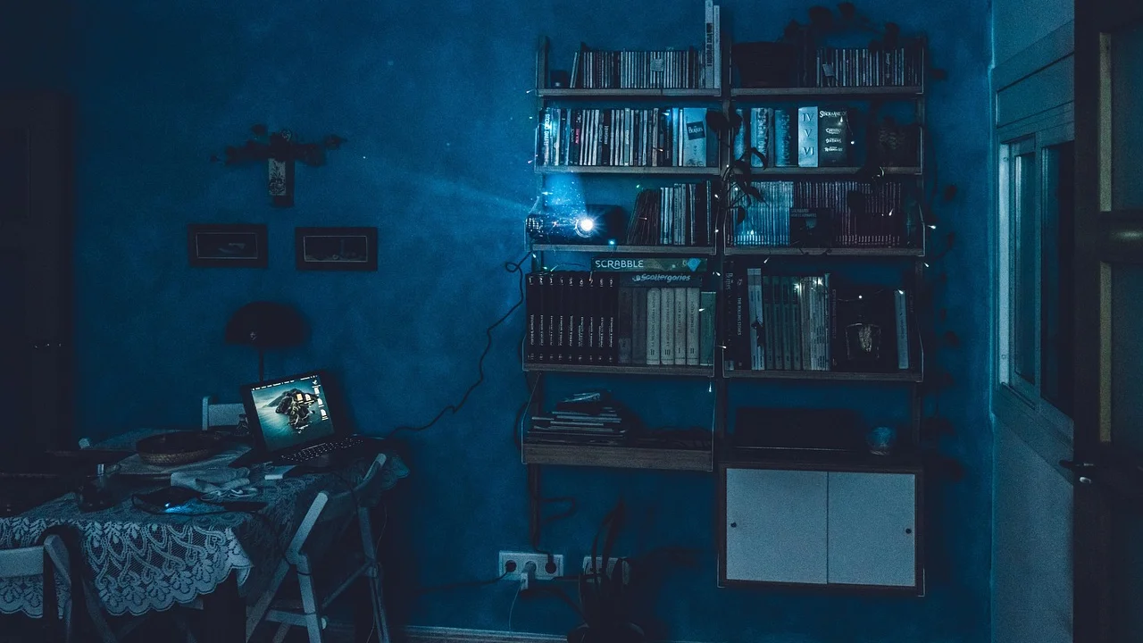 Pessoa assistindo a vídeo com legendas em um smartphone
