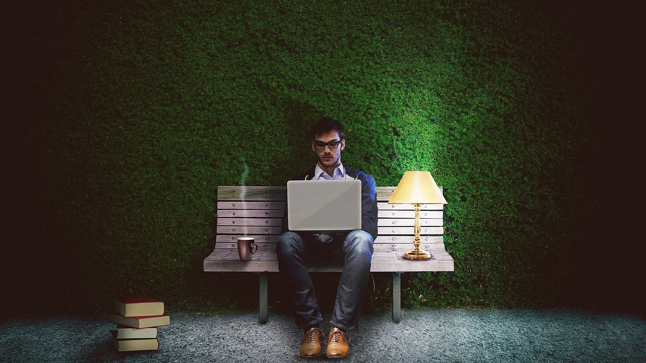 Notebook com interface escura em uma mesa de trabalho