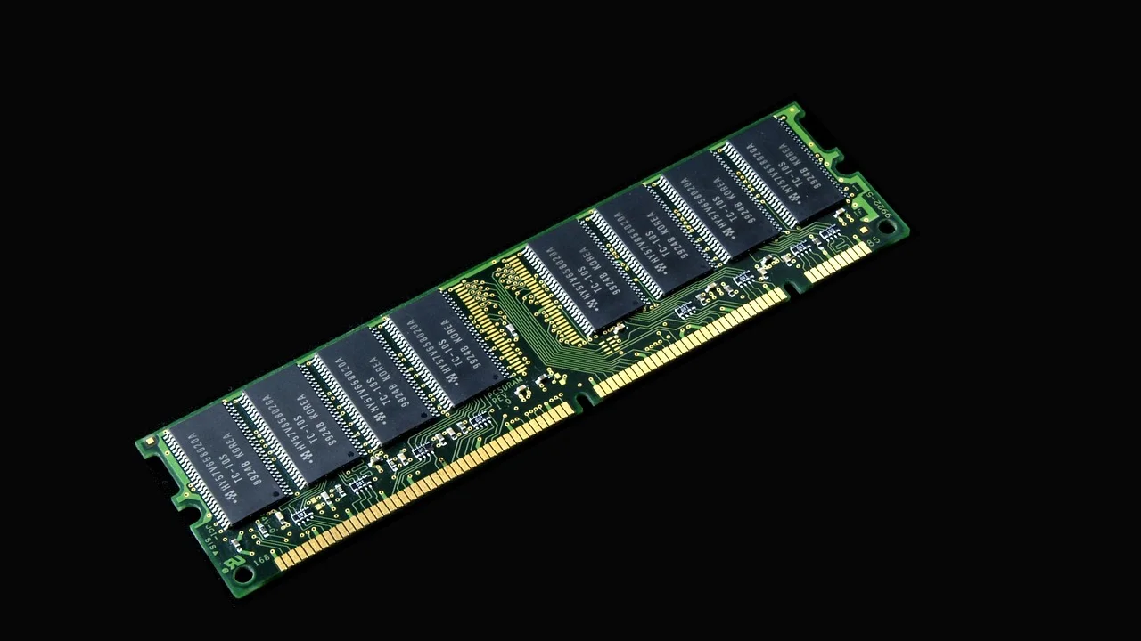 Módulos de memória RAM instalados na placa-mãe de um computador.