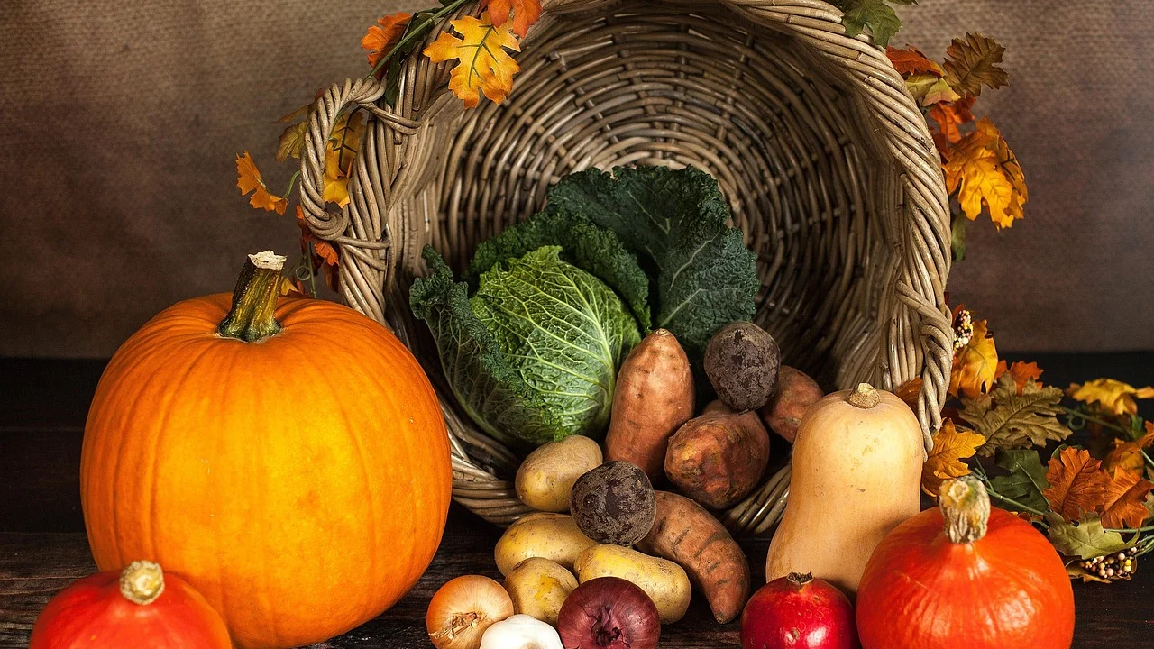 Legumes coloridos assados em uma assadeira para o almoço