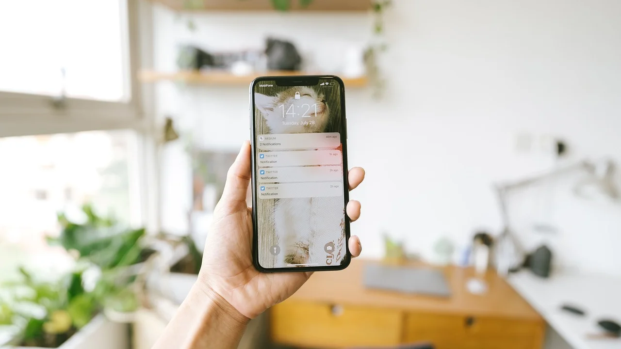 Celular próximo à janela em busca de melhor cobertura móvel.