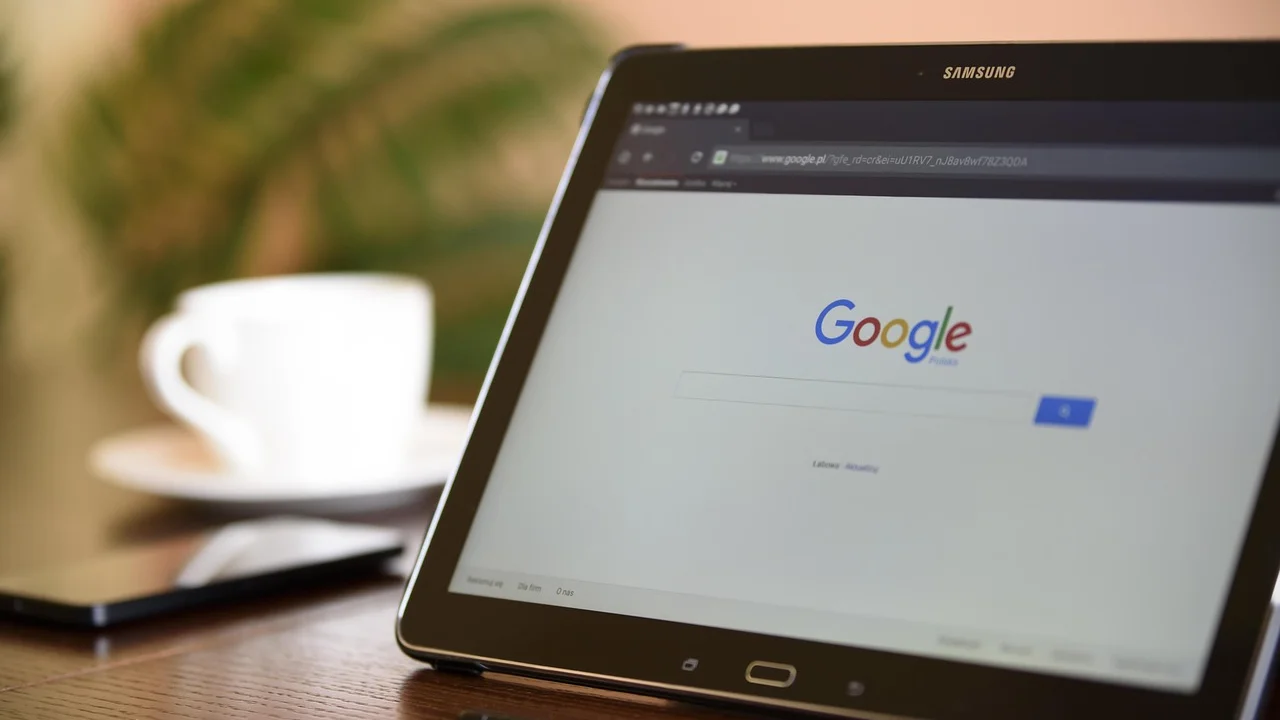 Celular exibindo página da web com banners e pop-ups bloqueados.