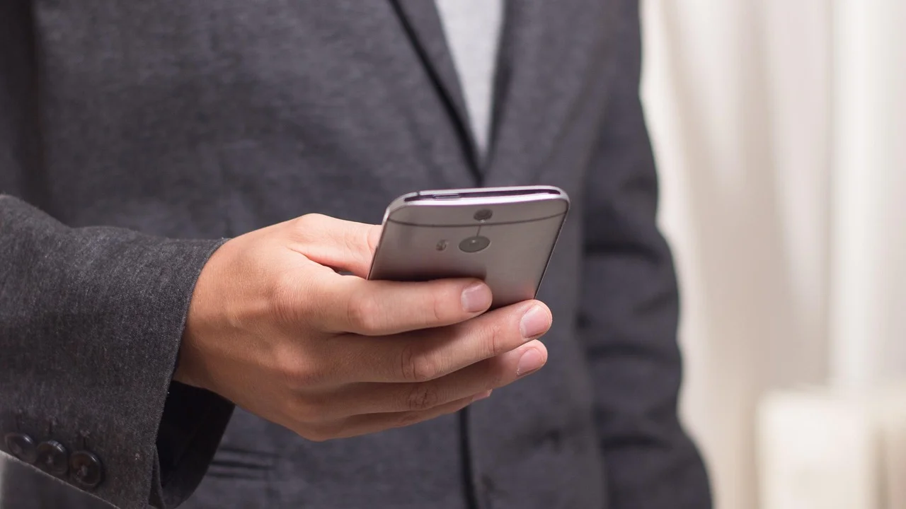 Celular recebendo alerta sobre uma ligação suspeita.