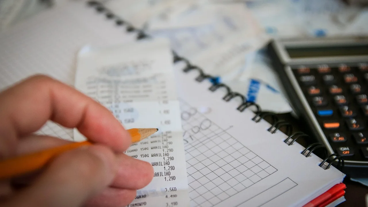 Profissional analisa relatórios financeiros para planejar tributos.
