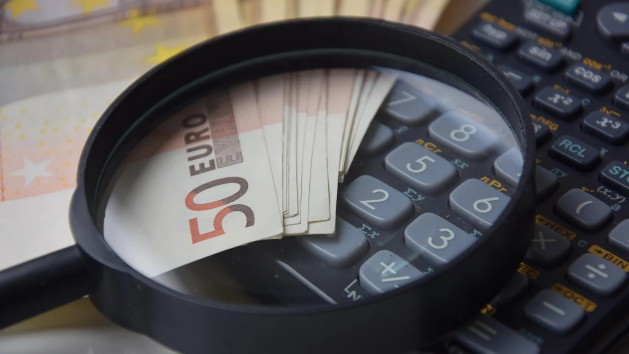 Planilha organiza valor financiado, prazo e taxa de juros mensal.