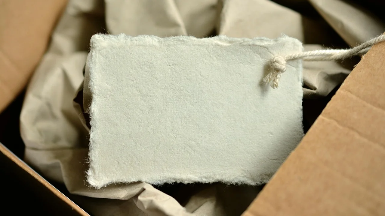 Etiquetas de entrega organizadas em uma mesa de expedição