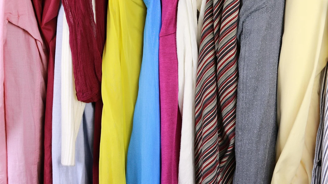 Peças neutras organizadas para formar uma base versátil de looks.
