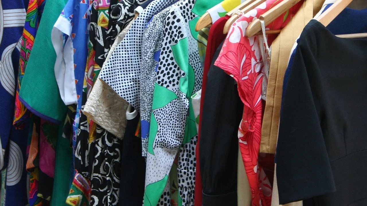 Acessórios coloridos usados como ponto de destaque em roupa neutra.