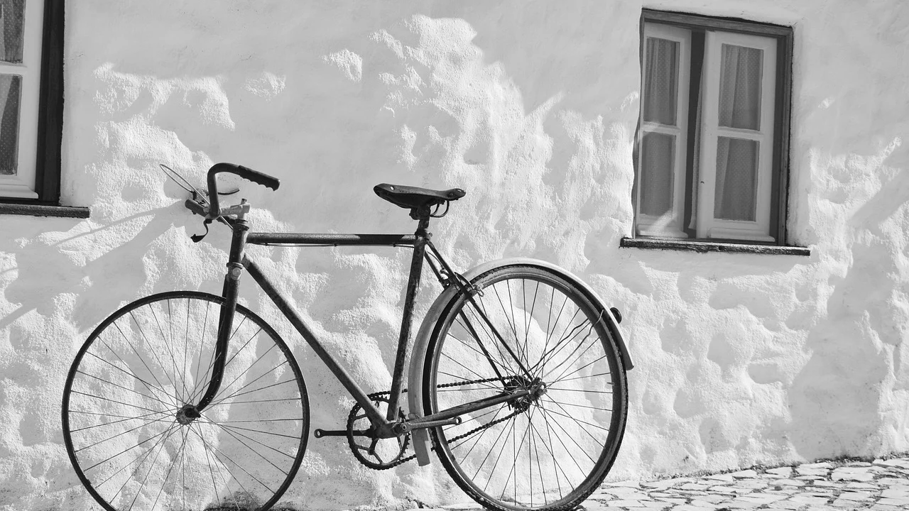 Bicicleta revisada com luzes dianteira e traseira instaladas.