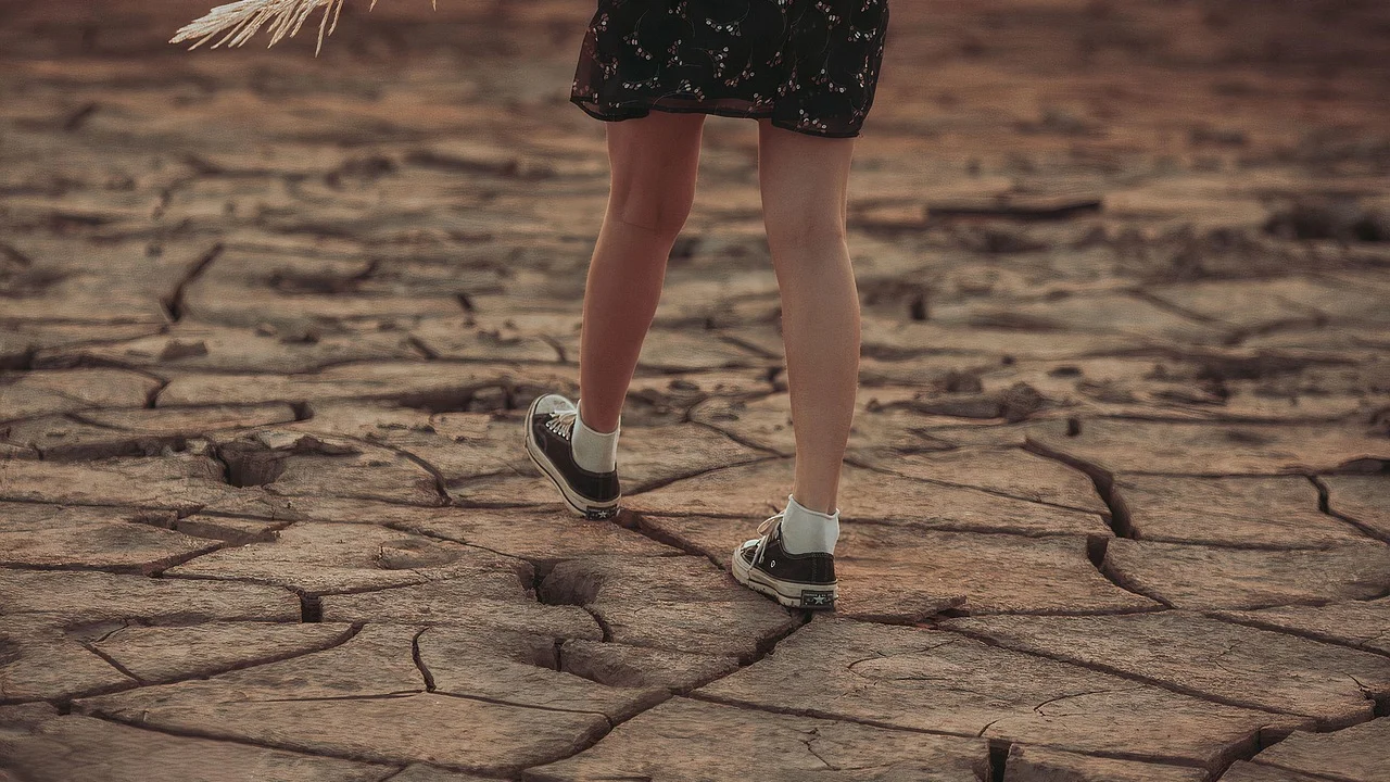 Caminhante em calçada segura e bem iluminada no fim da tarde