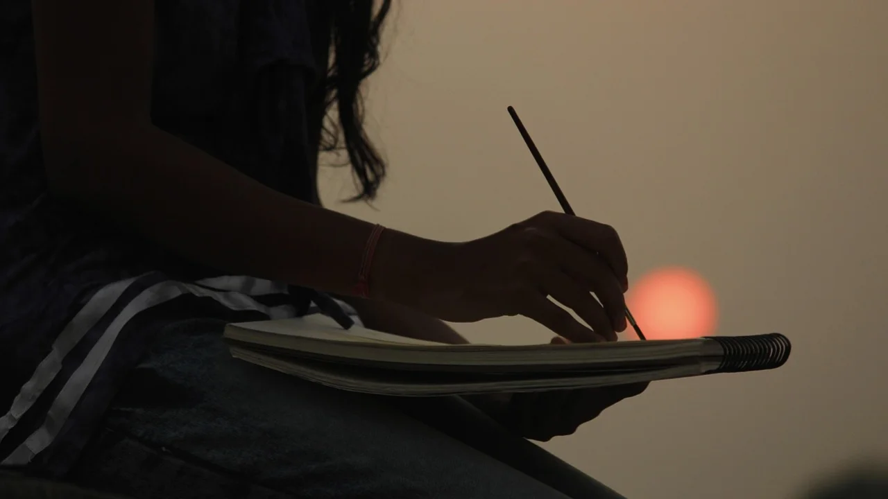 Rotina de prática com desenhos e referências sobre a mesa