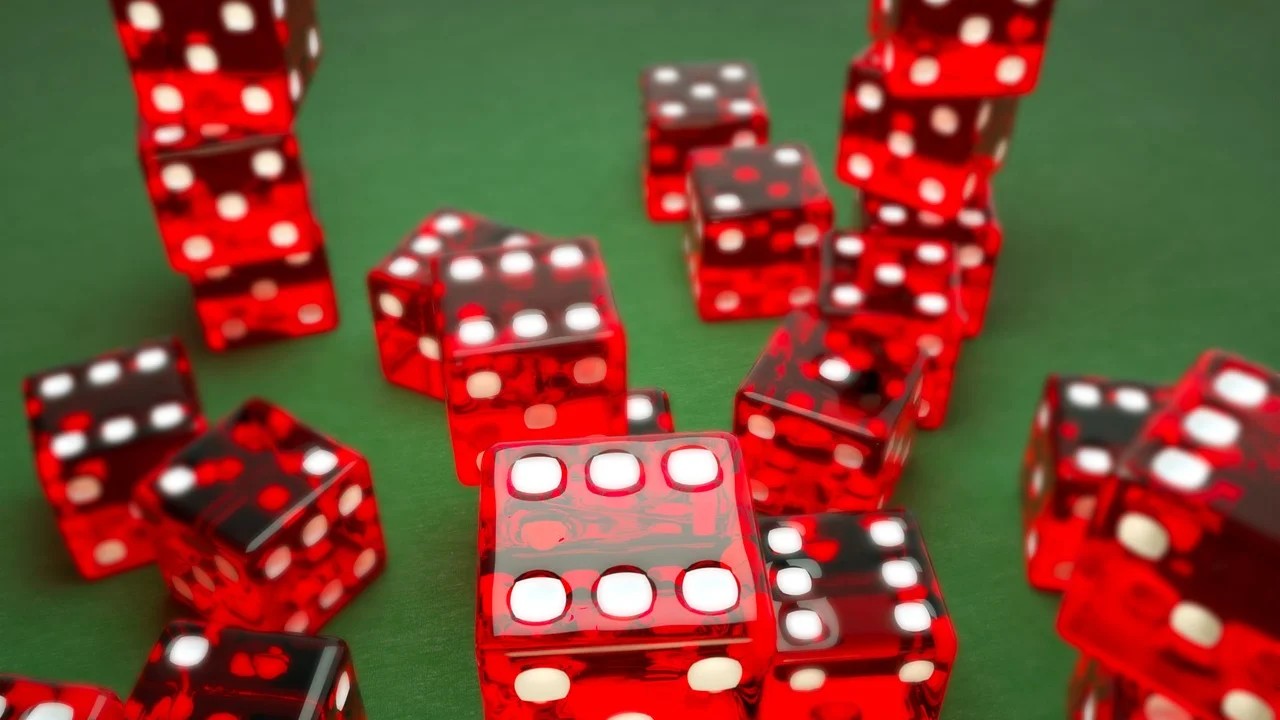 Dados poliédricos sobre uma mesa pronta para uma sessão de RPG.