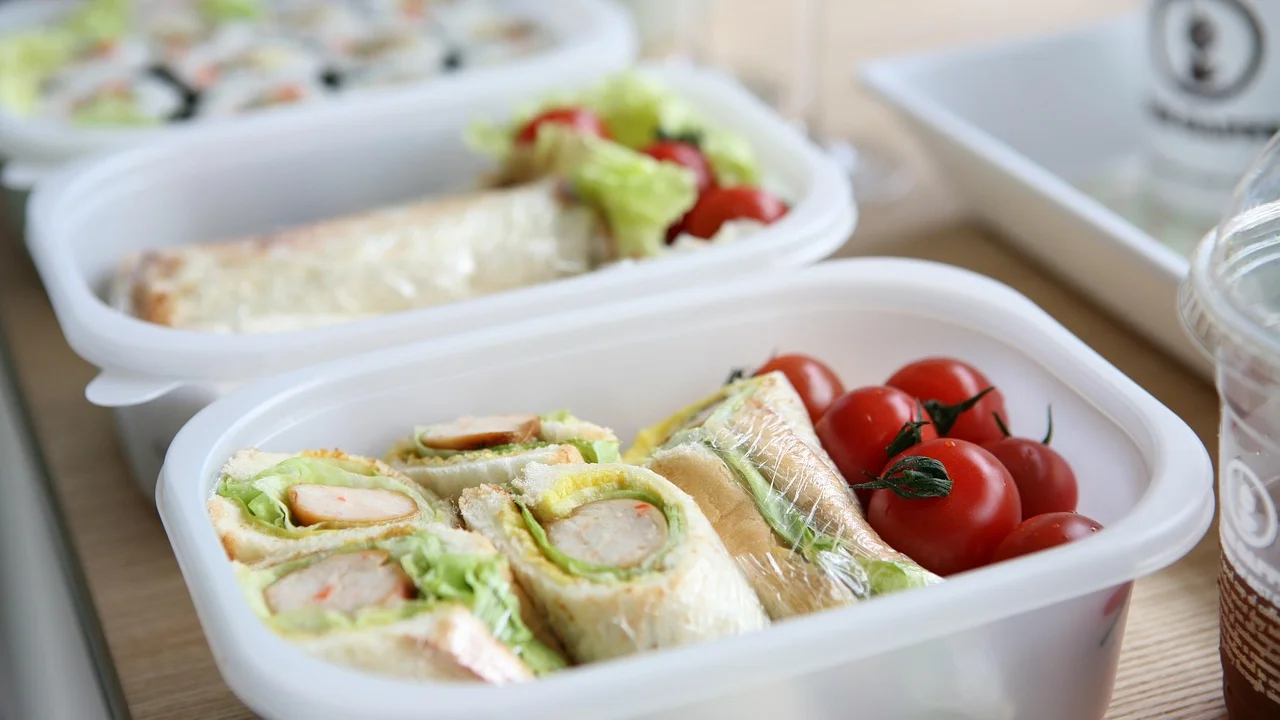 Frutas e castanhas organizadas como lanches rápidos para o expediente.
