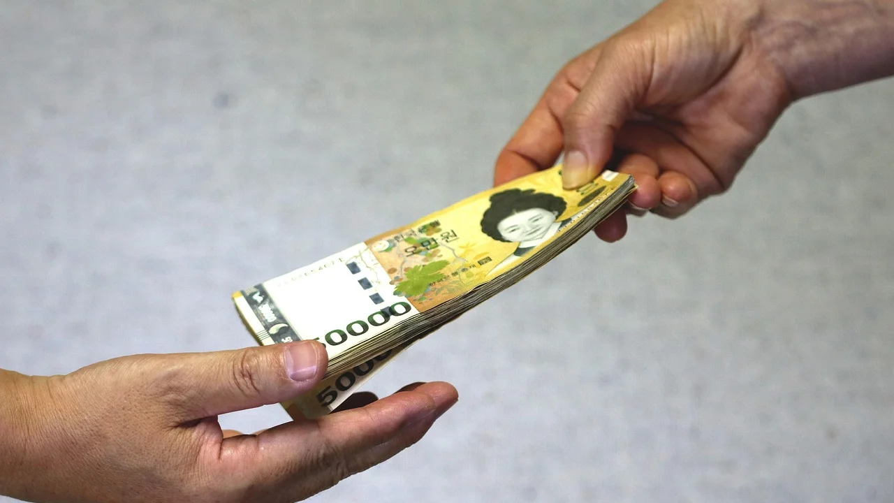 Calculadora e anotações ajudam a identificar o custo total do pedido.
