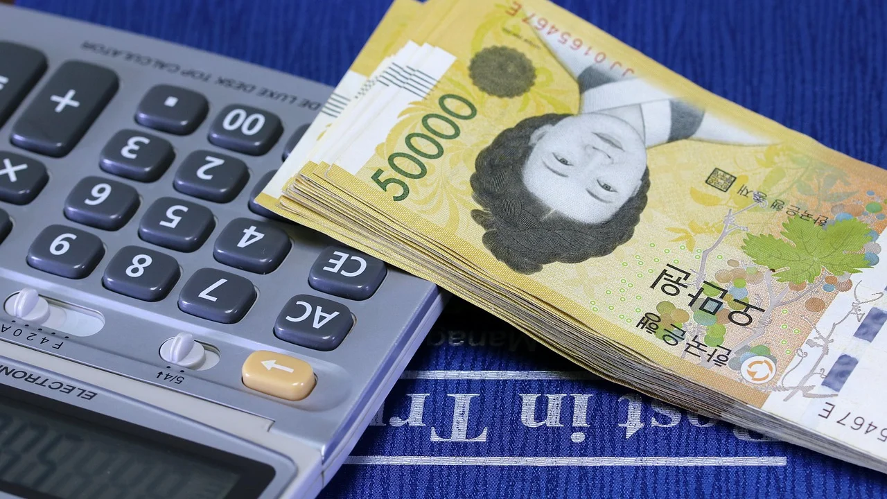 Tabela simples organiza preços, frete e prazo de diferentes lojas.