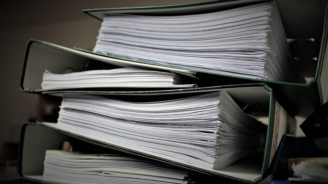 Equipe revisando documentos compartilhados online.