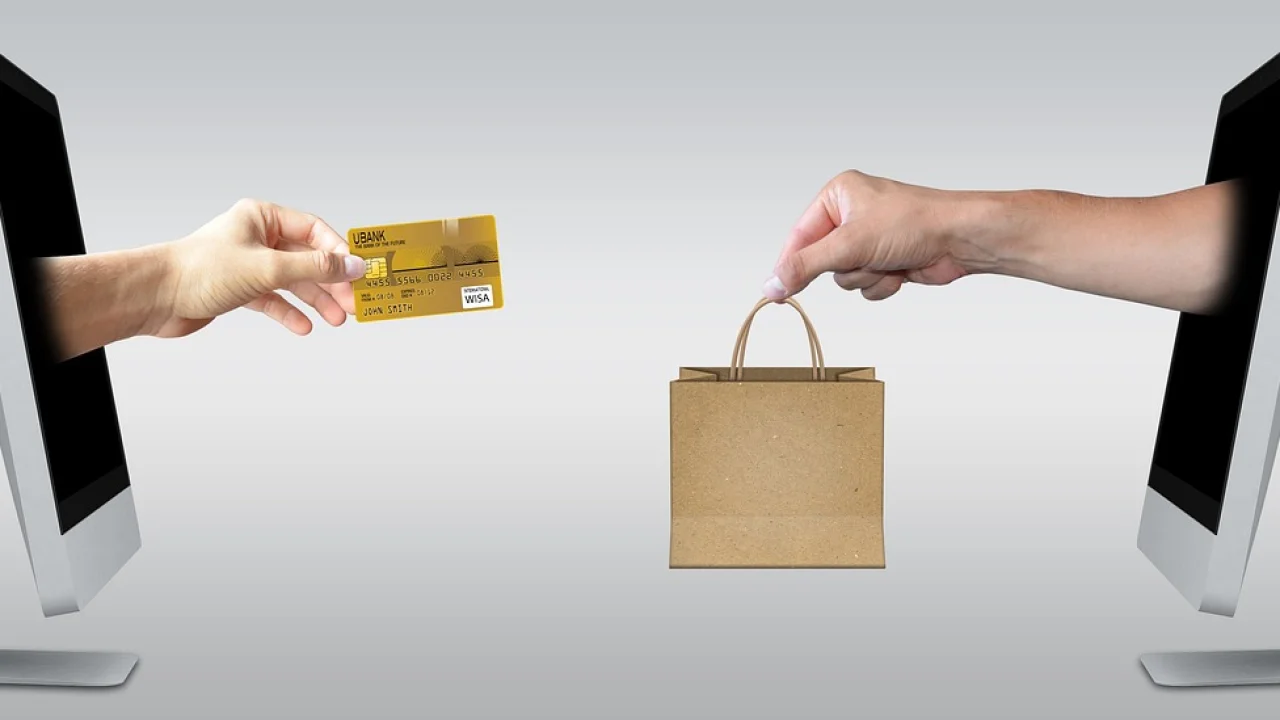 Uso de senha forte e autenticação protege contas de compras online.