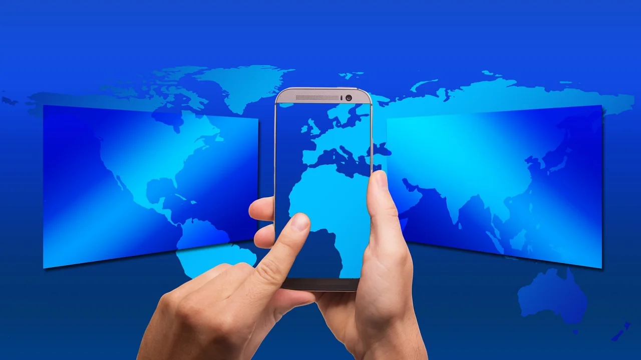 Roteador Wi-Fi em ambiente residencial com celular conectado.