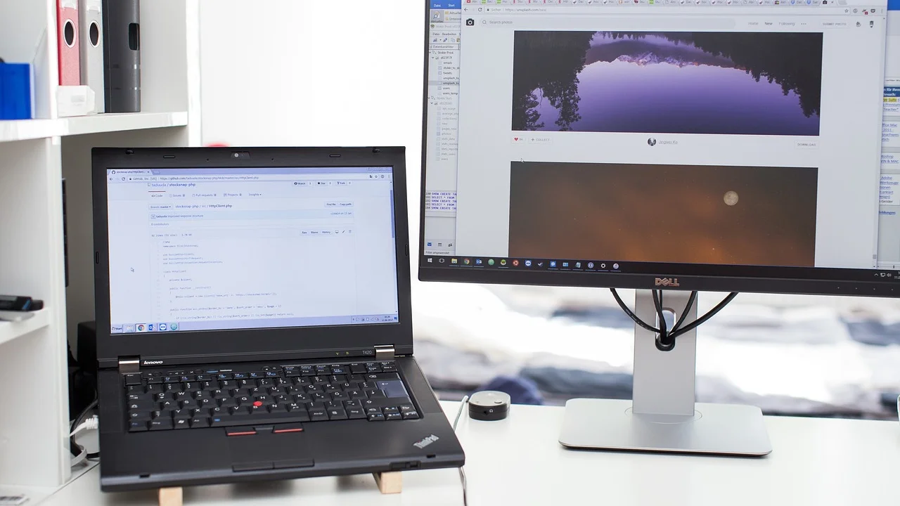 Cabos HDMI e USB-C usados para ligar telas externas