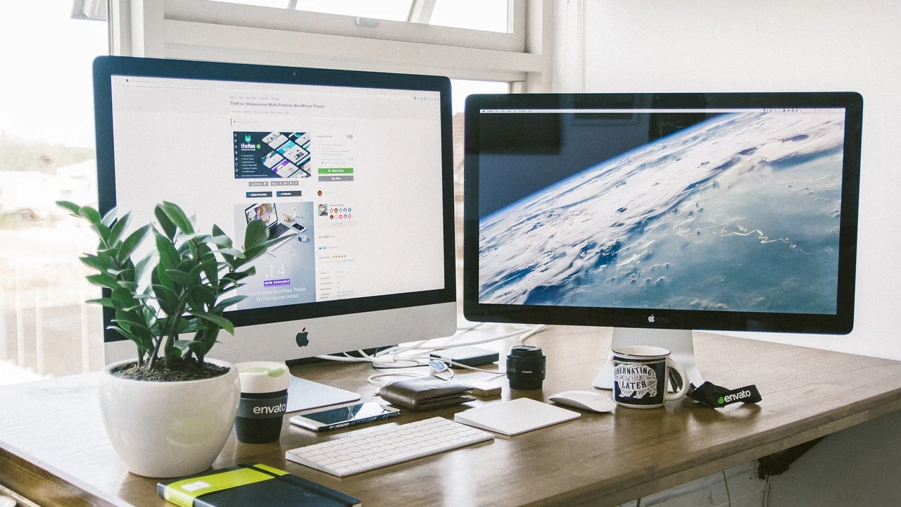 Docking station com saídas de vídeo para dois monitores