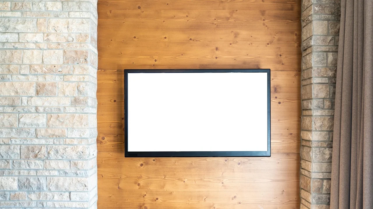 Celular transmitindo vídeo para uma Smart TV na sala