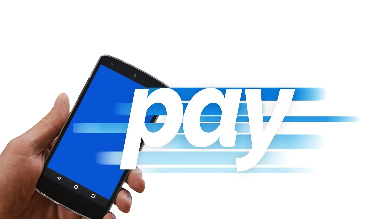 Celular exibindo notificações de transações bancárias em tempo real.