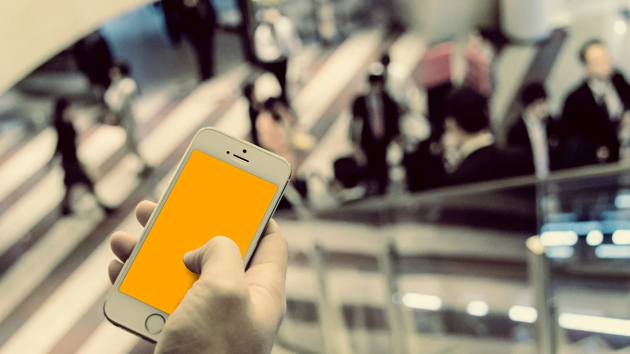 Celular exibindo aplicativo de e-mail com nova conta configurada