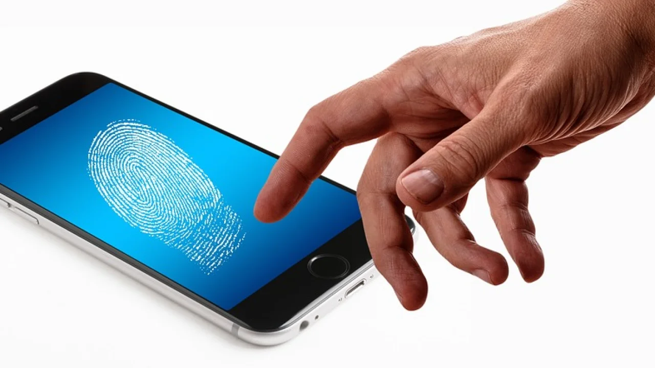 Usuário desbloqueando o celular com a impressão digital