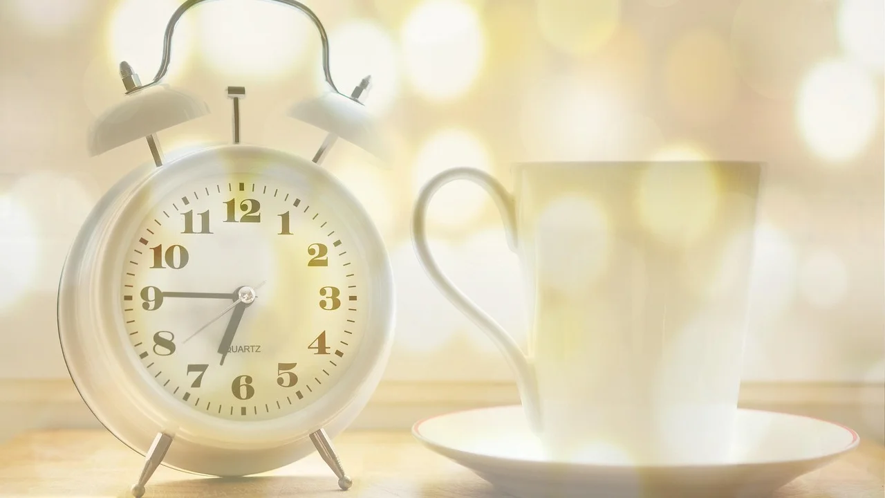 Relógio inteligente e celular usados como apoio à rotina matinal.