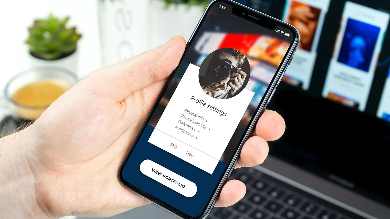 Usuário escaneando um QR Code para ativar o eSIM