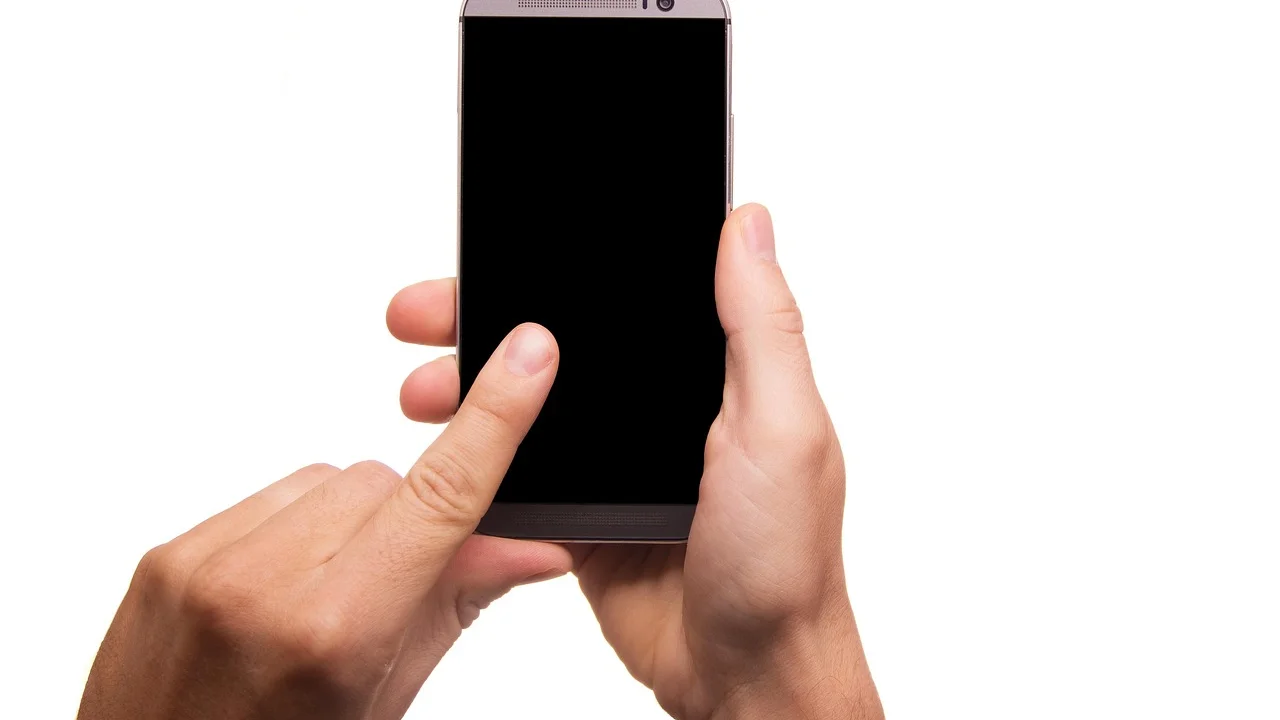 Pessoa configurando uma linha digital em um telefone