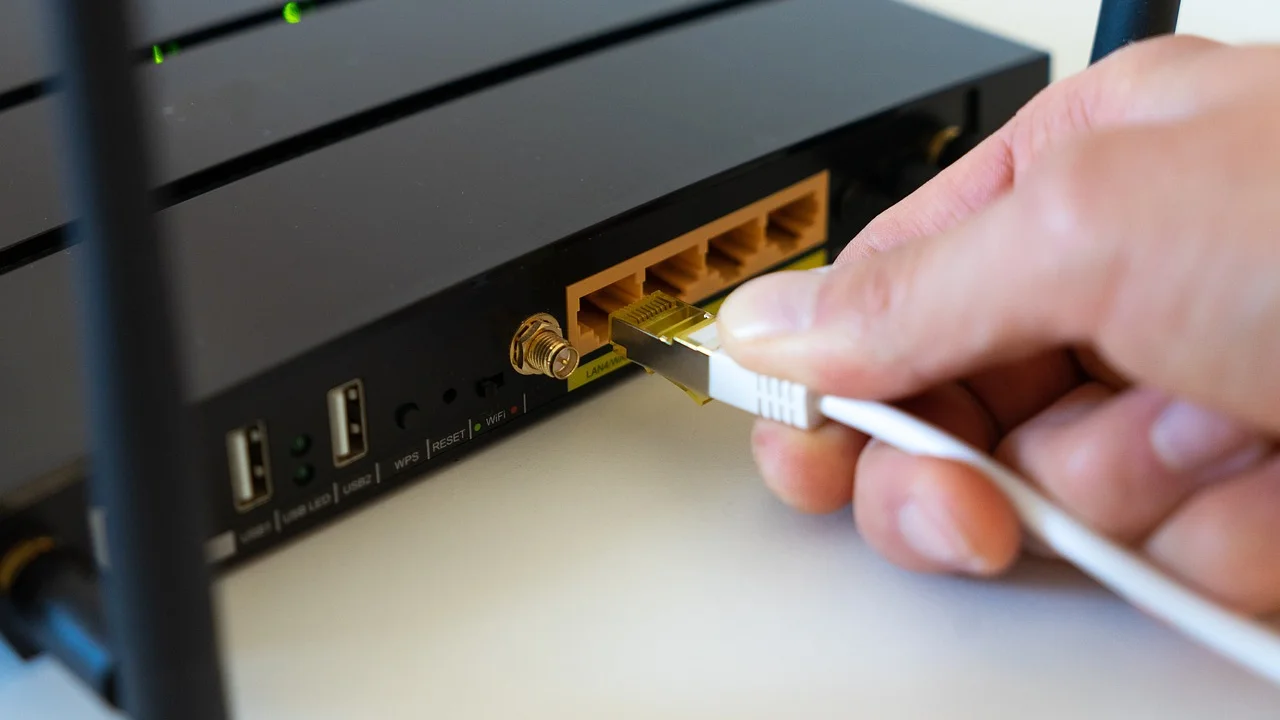 Cabos conectados às portas WAN e LAN do roteador