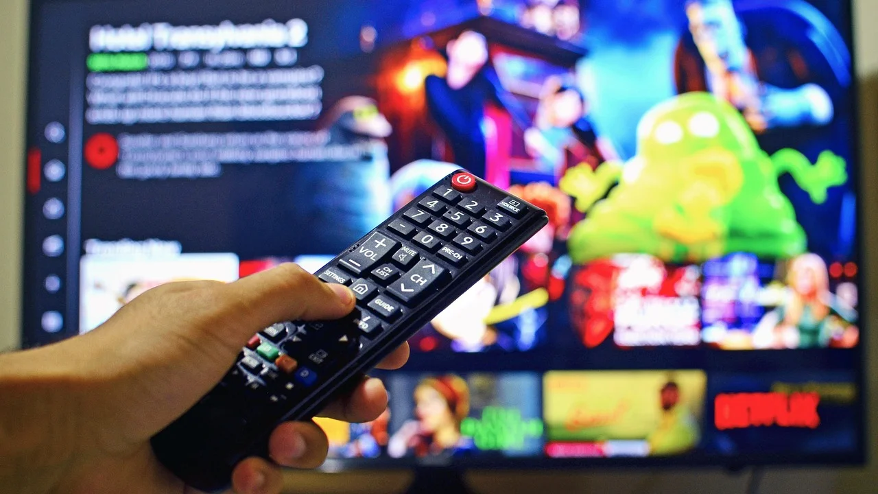 Controle remoto usado para selecionar a rede Wi-Fi da televisão.